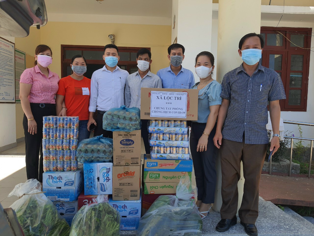 Tập thể cán bộ, lãnh đạo xã Lộc Trì tặng quà các Chốt kiểm soát y tế xã Lộc Thủy